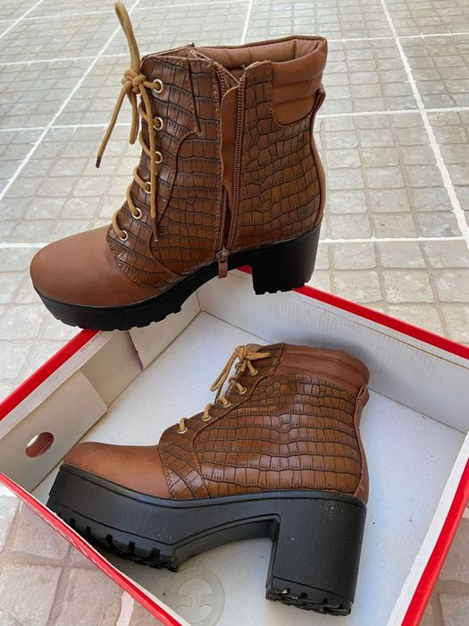 Bota feminina com salto nova