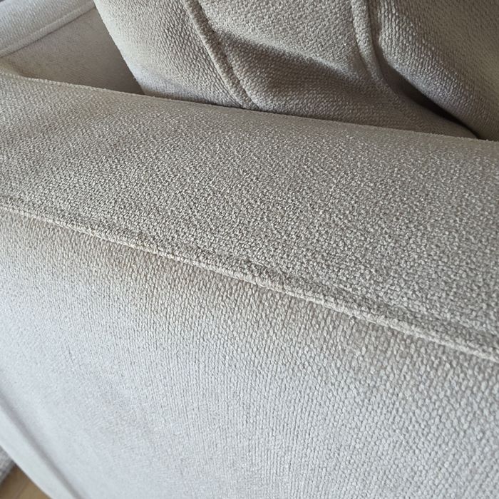 Sofá Moderno Bege/Creme (2m x 0,90cm) – Confortável e em Excelente Estado