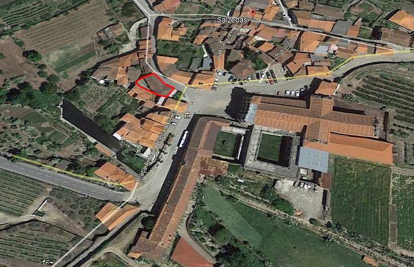 Casa para reconstrução em frente ao convento de Salzedas
