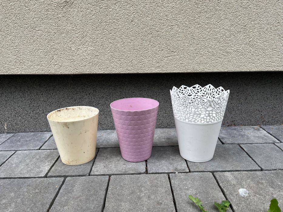 3 plastikowe doniczki na kwiatki