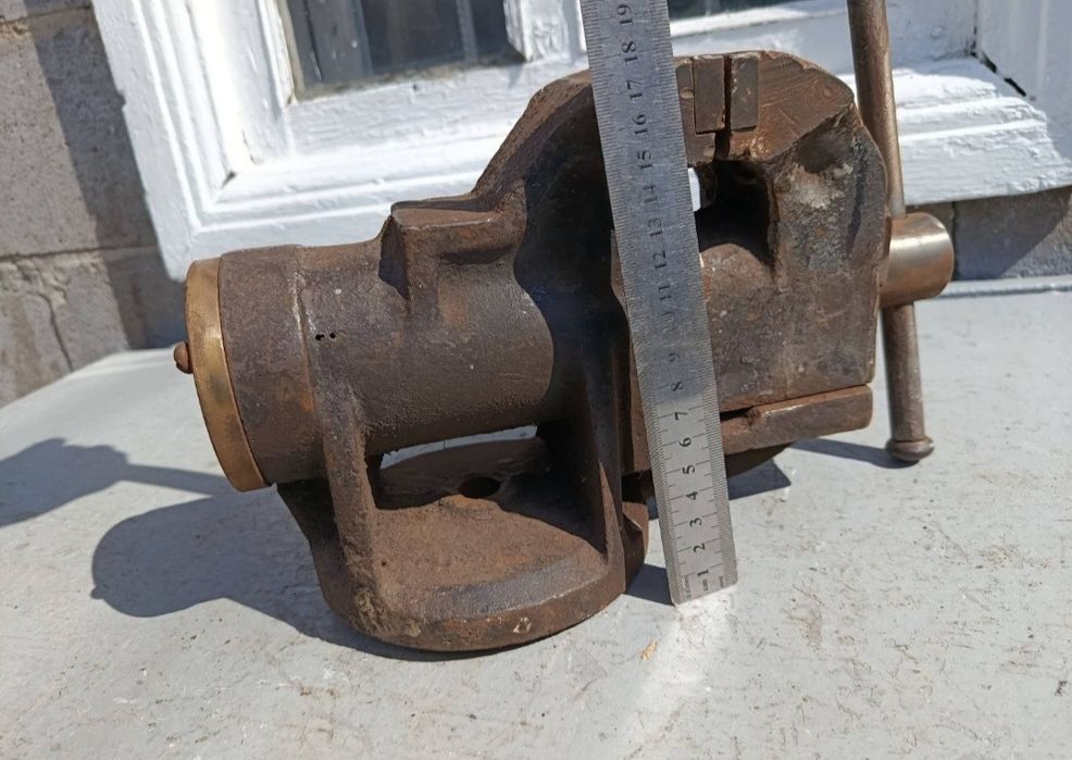 тиски слесарные 80 мм тиски  СССР