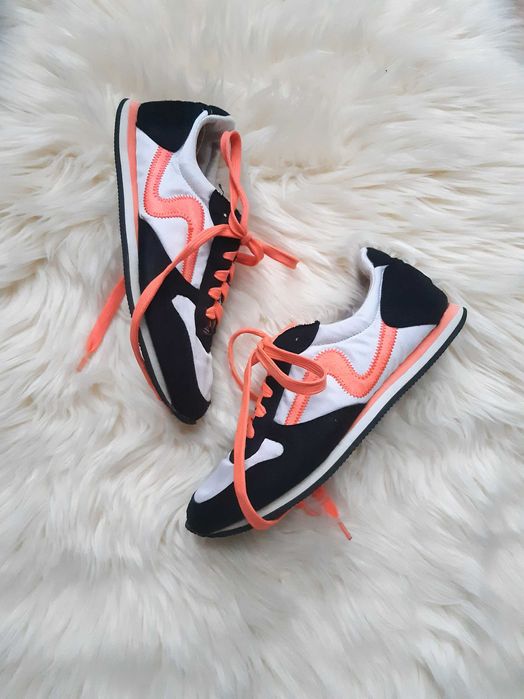 czarno-białe buty sportowe adidasy lekkie zamszowe neon Cropp 36