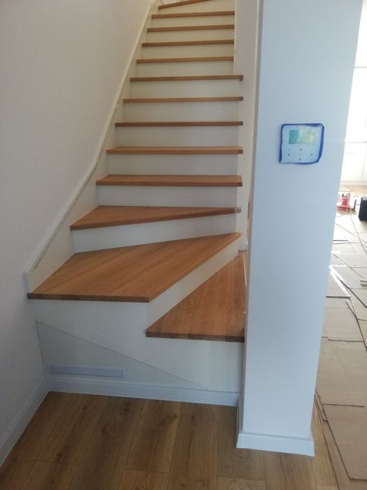 Schody dębowe białe podstopnie