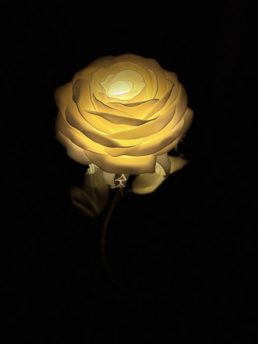 Lampa różana z izolonu. Wystrój, prezent
