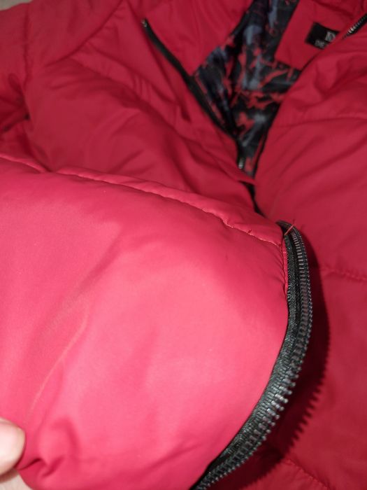 Жіноча осіння куртка червоно кольору