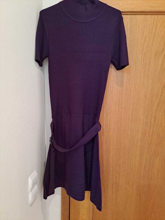 Vestido de malha roxo com cinto, e cintura descida