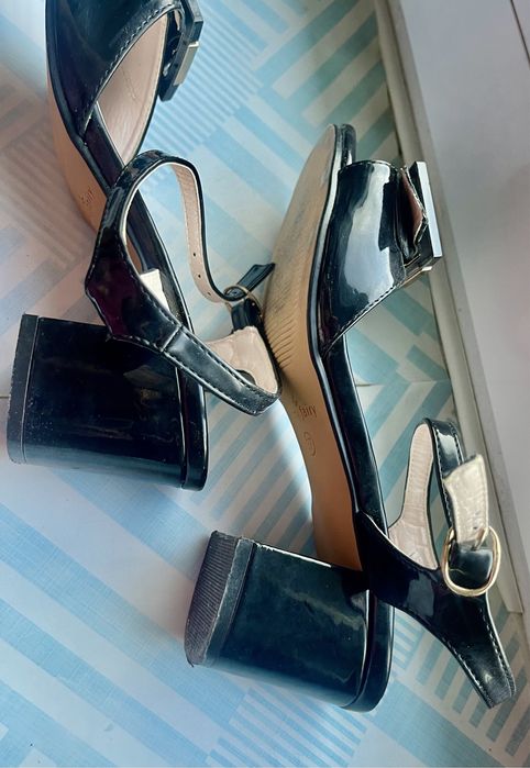 Sandałki na słupku