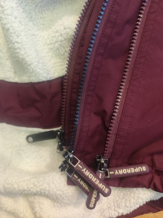 Bordowa Kurtka Superdry z serii Wind Attacker Engineered
Seria: The Wi