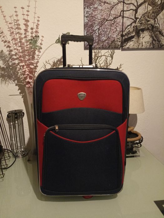 Продам чемодани на колесах