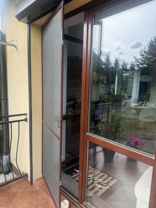 Okno drewniane 3 skrzydłowe z moskitierą na lewym skrzydle.