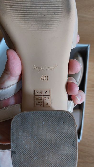 Beżowe sandałki na słupku