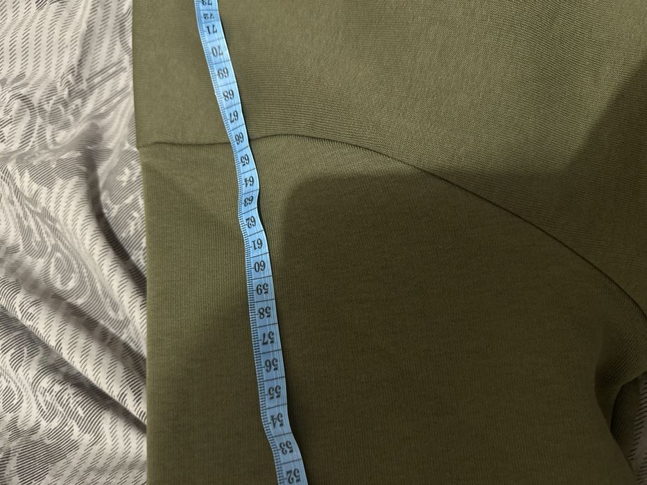 Світер з вишитим гербом