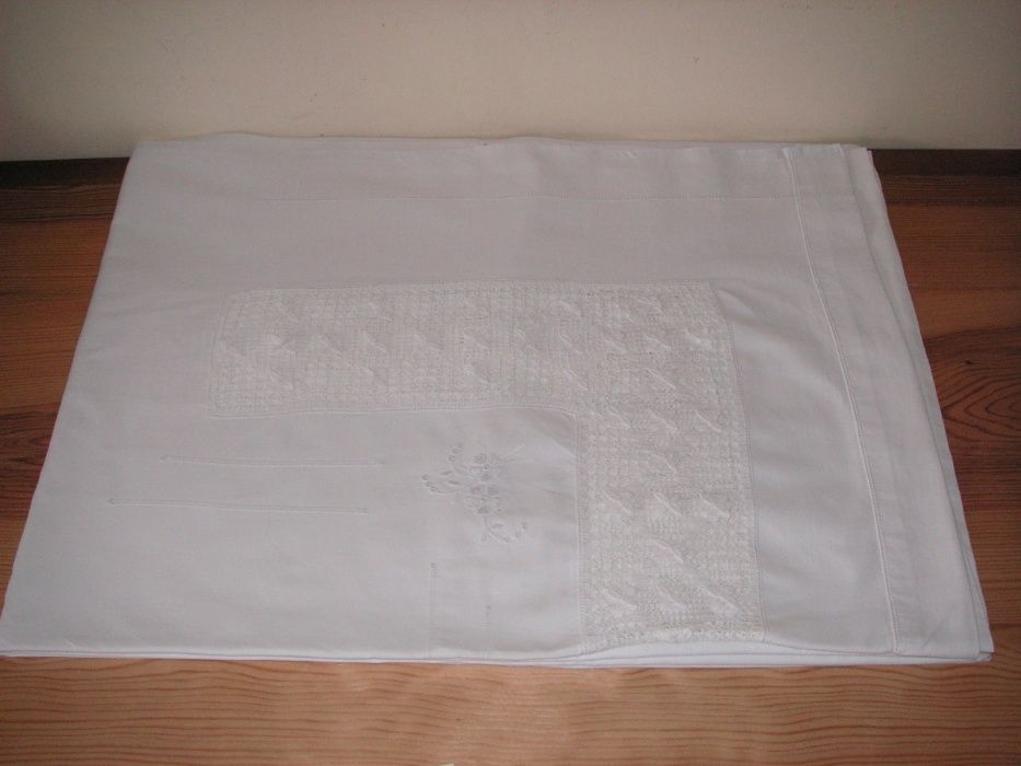 Lençol Branco com Renda e Bordado à Mão (Antigo)