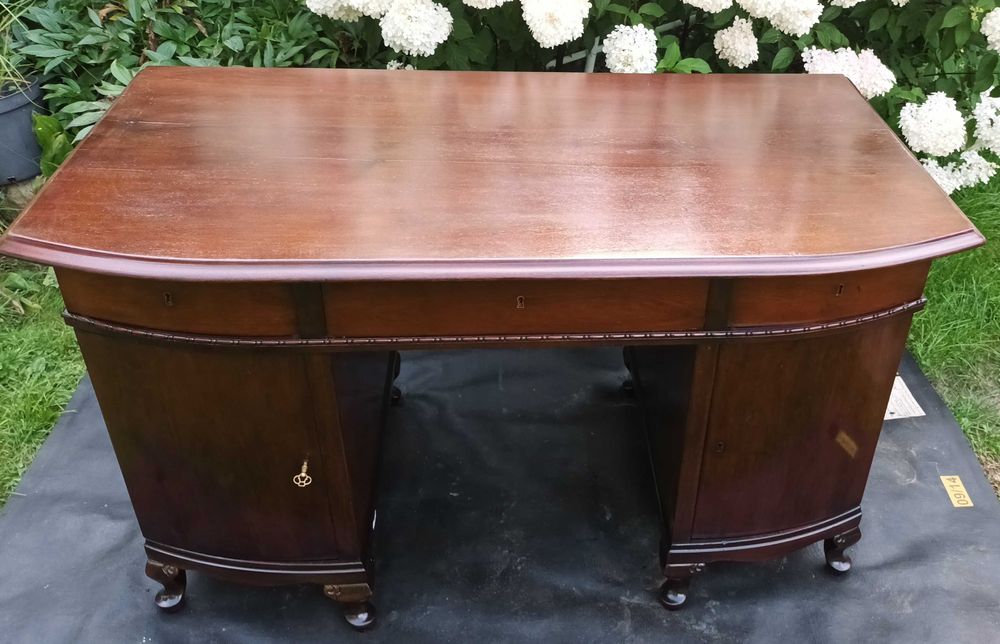 Stare masywne biurko dwustronne z drewna mahoniowego