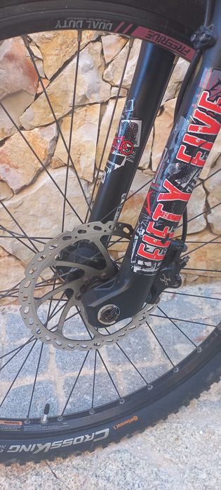 Bicicleta GIANT Reign X2 em bom estado de funcionamento, pronta para andar.
