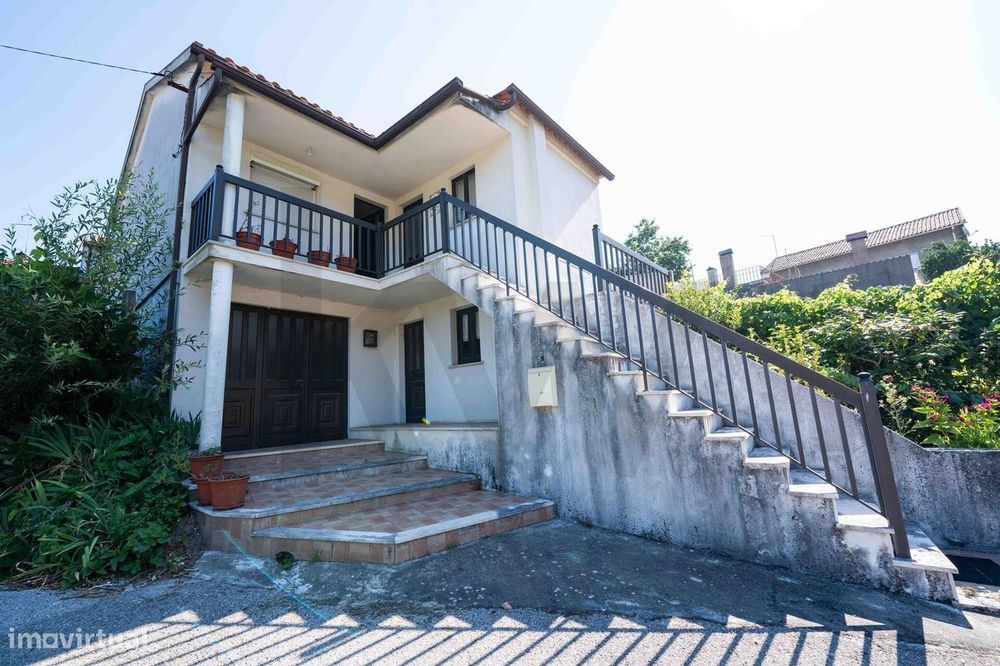 Moradia habitável com Duas Habitações Independentes – Granja, Figueira