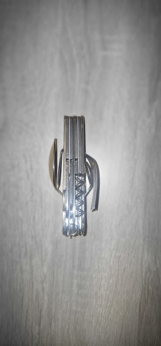 Alicate multi usos e canivetes multiusos