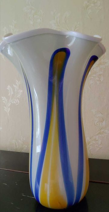Ваза скляна синьо-жовтого кольору.