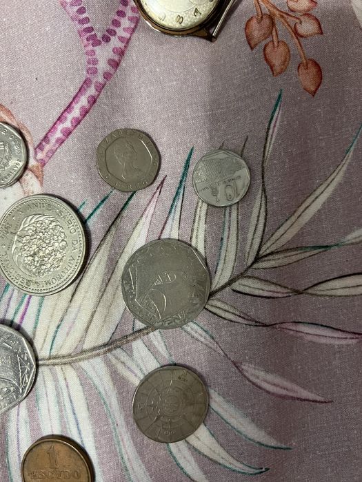 Caixa com varias moedas antigas