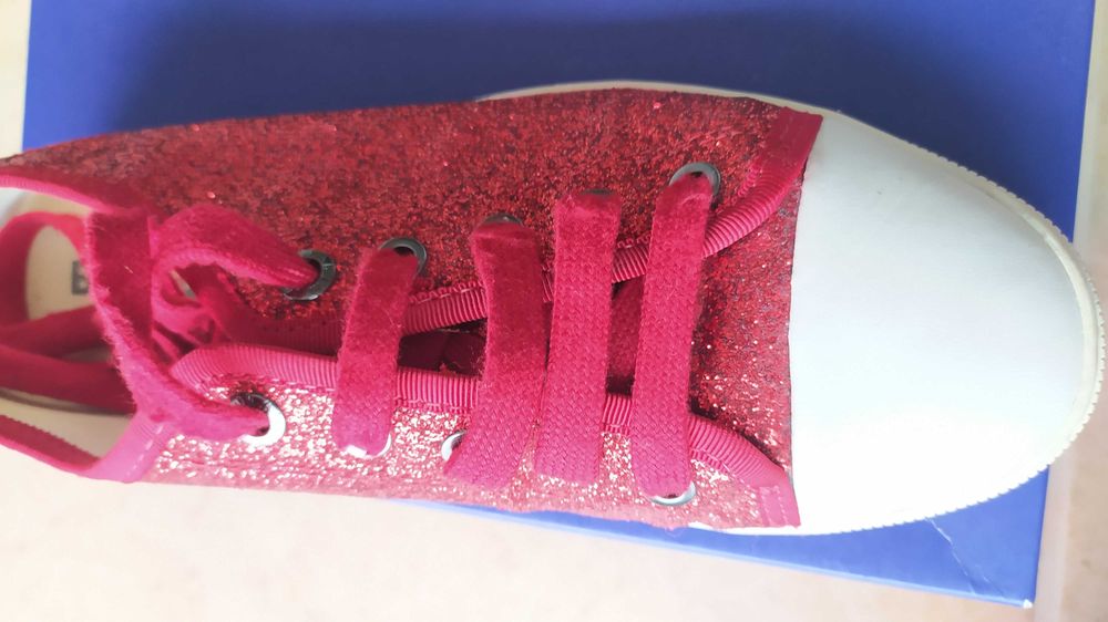 Sapatilhas com glitter.