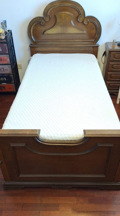 Cama solteiro em madeira maciça