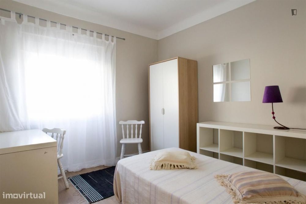 Room - Located in Pontinha, Lisbon