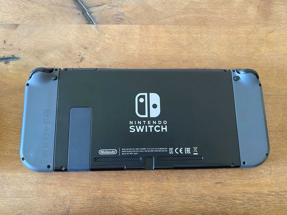 Nintendo Switch (LCD 2019) + 3 jogos + acessórios + caixa