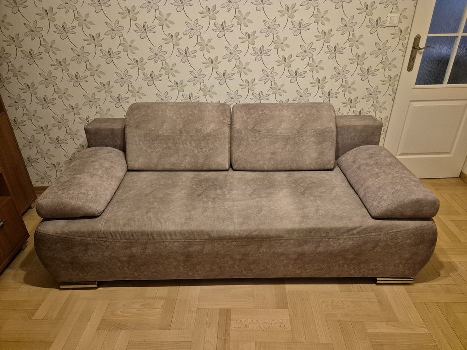 Kanapa rozkładana z pufą