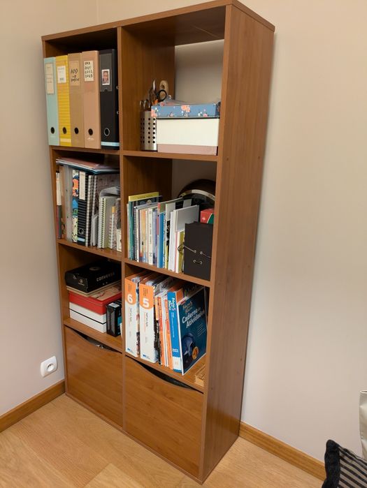 Estante com prateleiras e gavetas