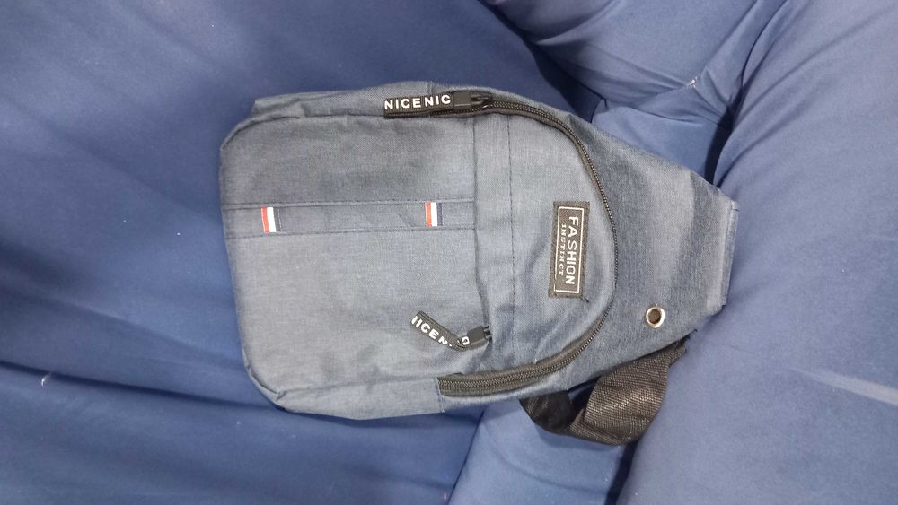 Mochila com entrada telemóvel
