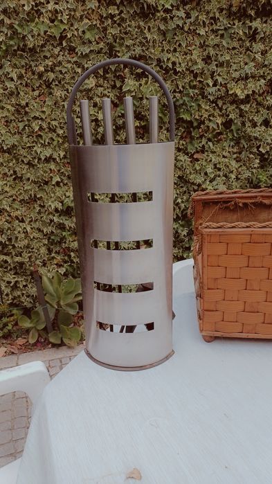 Estojo de lareira de inox com cesta de madeira.