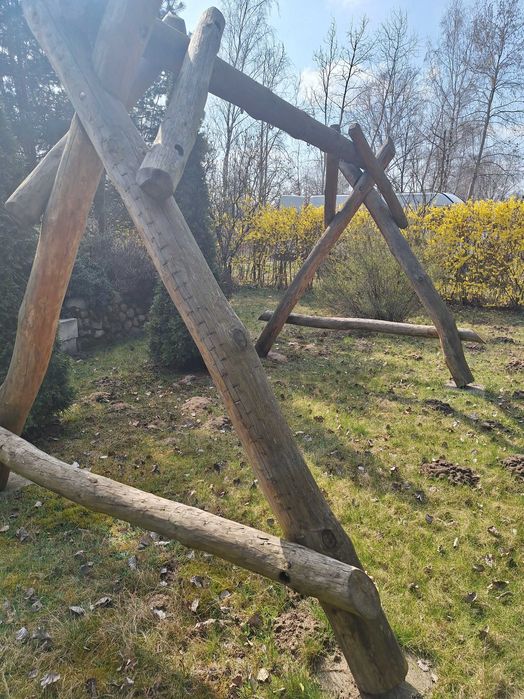 Drewniana konstrukcja huśtawki ogrodowej