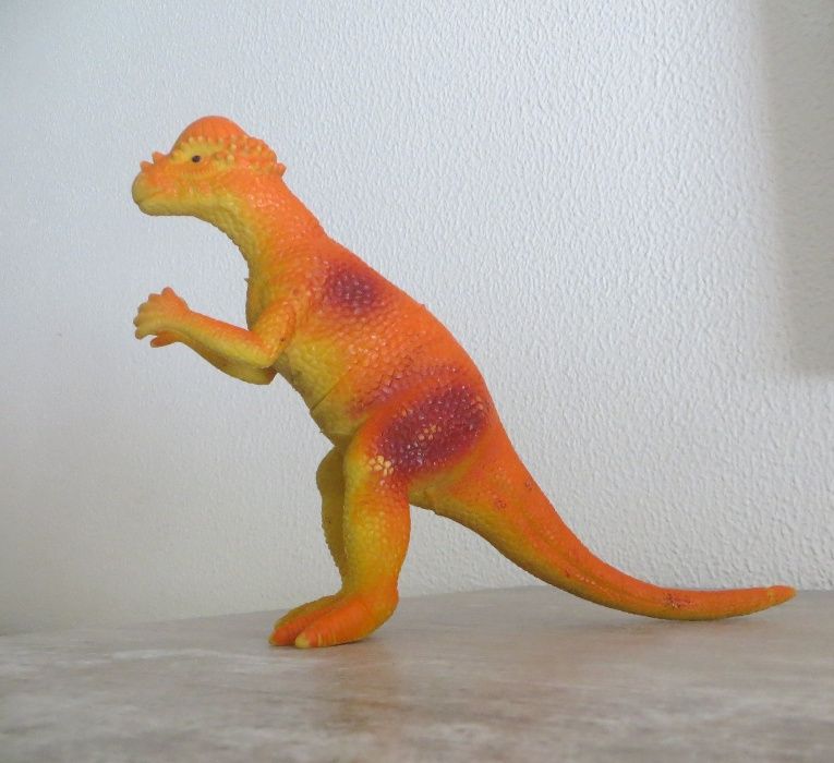 Relaxar c/ dinossauro grande e flexível. Não contem peças pequenas