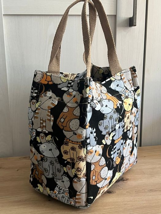 Torba termiczna z motywem kotów – stylowa i praktyczna na co dzień!