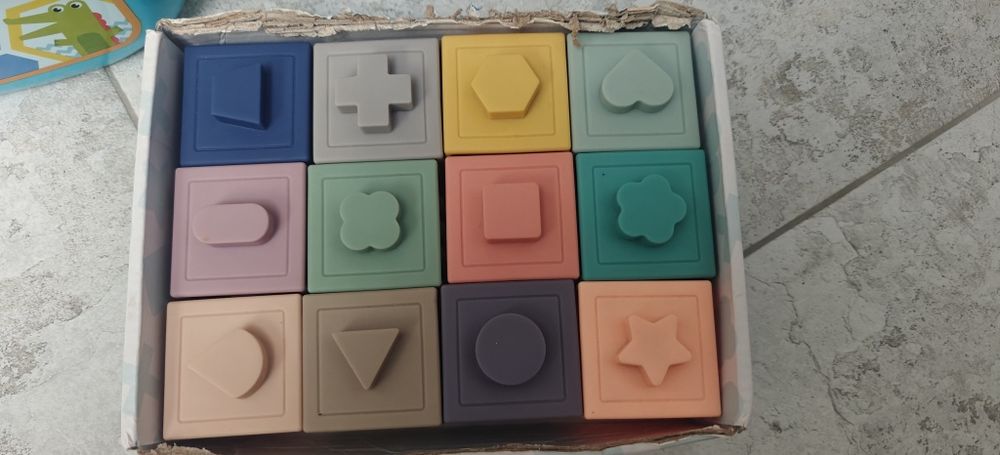 Stolik edukacyjny, sorter pianino i klocki sensoryczne