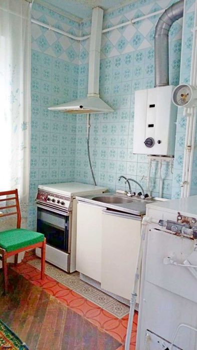 житловий будинок з літньою кухнею та гаражем