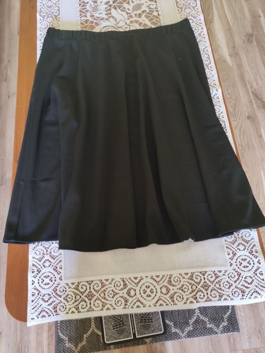 Sspódnica czarna rozkloszowana.