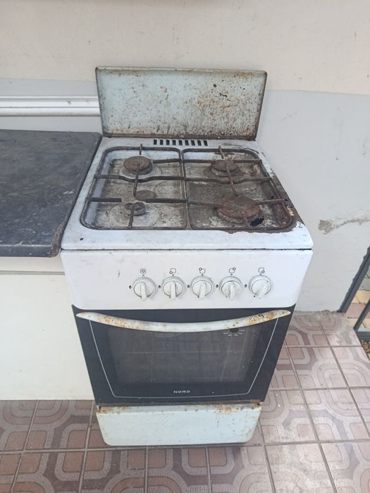 Продам газовую плиту  с рабочей духовкой для дачи