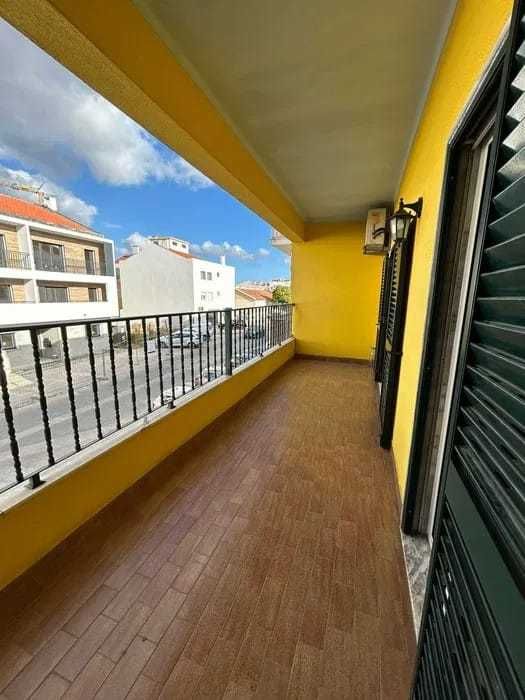 Moradia T5 no centro do Pinhal Novo com garagem, quintal e anexo