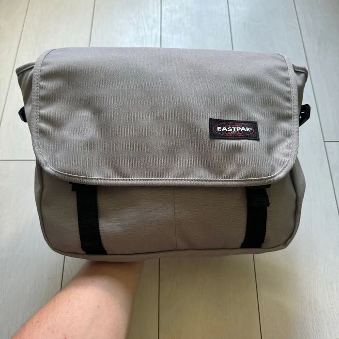 Сумка через плече EastPak Delegate 008 20L: Чорна, Сіра