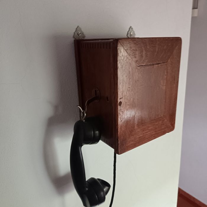 Telefone de Parede Antigo em Madeira e Baquelite (Anos 20/30) – Vintage