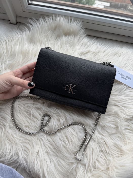 Сумка шкіряна Calvin Klein на ланцюжку