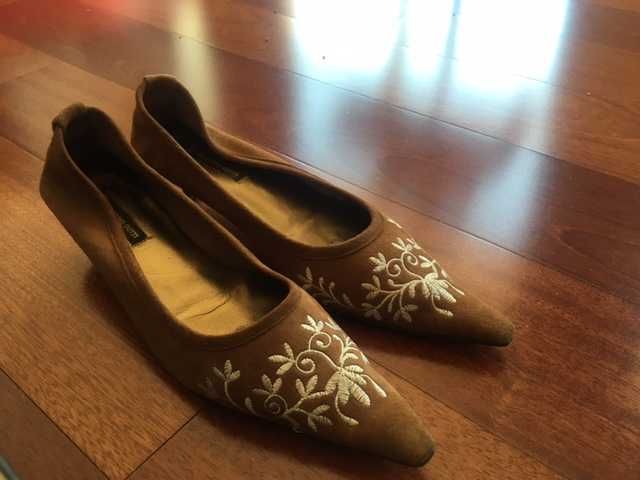 Sapatos de salão Massimo Dutti, em camurça, usados uma vez