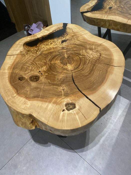 Stolik z dużego plastra jesionu z żywicą loft-96/78cm