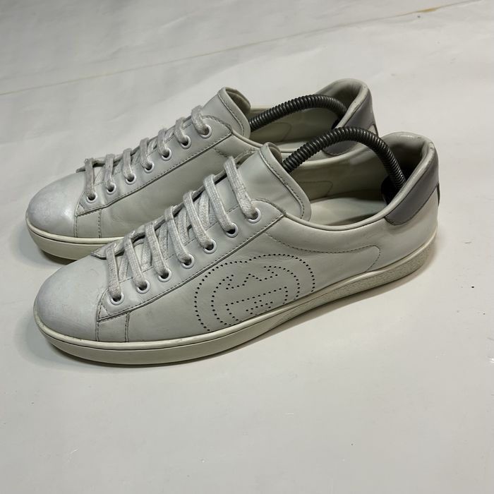Białe skórzane sneakersy Gucci Ace Interlocking G