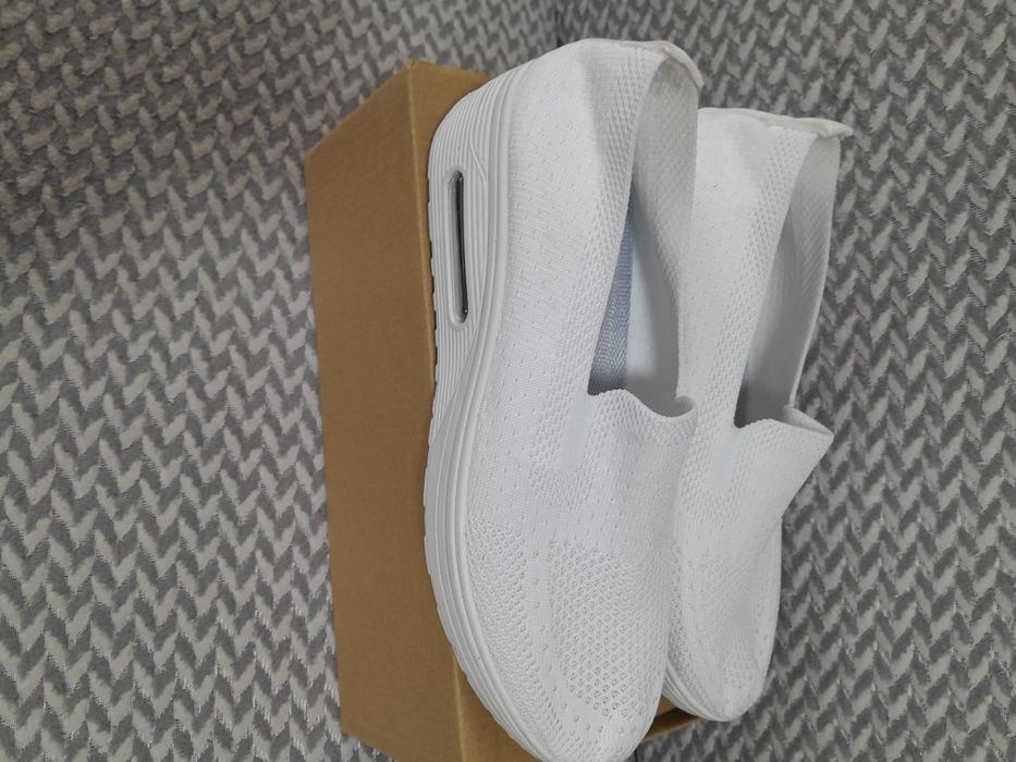 Nowe damskie sneakersy ażurowe.