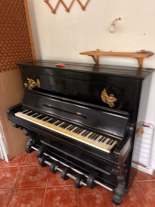 Piano Antigo em bom estado desafinado