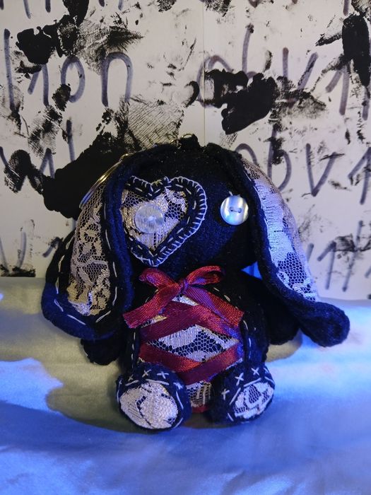 брелок зайчик с кружевом