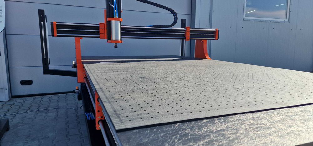 Ploter frezujący CNC BlackMill 1624 – frezarka do drewna i plexi