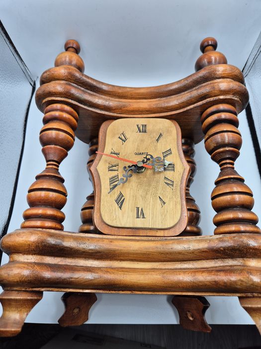 Drewniany zegar kominkowy / stołowy – styl retro, kwarc, sprawny